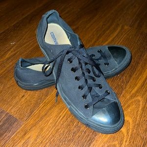 Black low-top converse